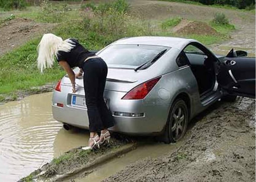 Car fails. Nissan 350z Stuck in Mud. Автоприколы с девушками. Девушки и застрявшие автомобили.